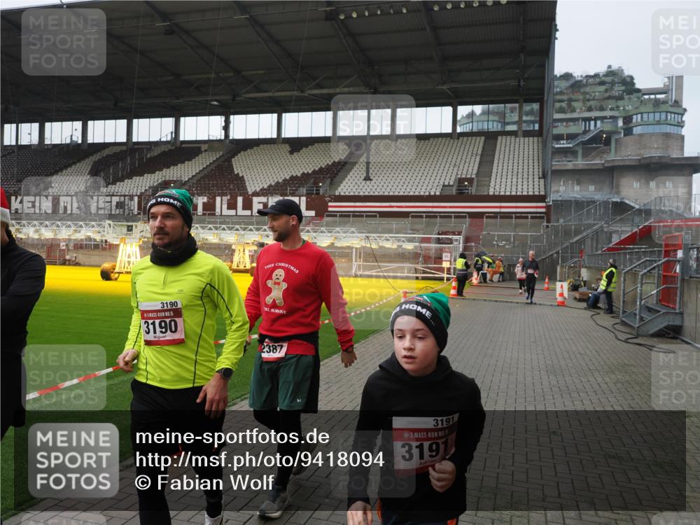 07.12.2025 - St. Pauli X-Mass-Run No. 15 Fabian Wolf http://msf.ph/oto/9418094 07.12.2025 11:23:42 Ziel 593, 2037, 2387, 2389, 2409, 3071, 3190, 3191, 3302, 4648 meine-sportfotos.de