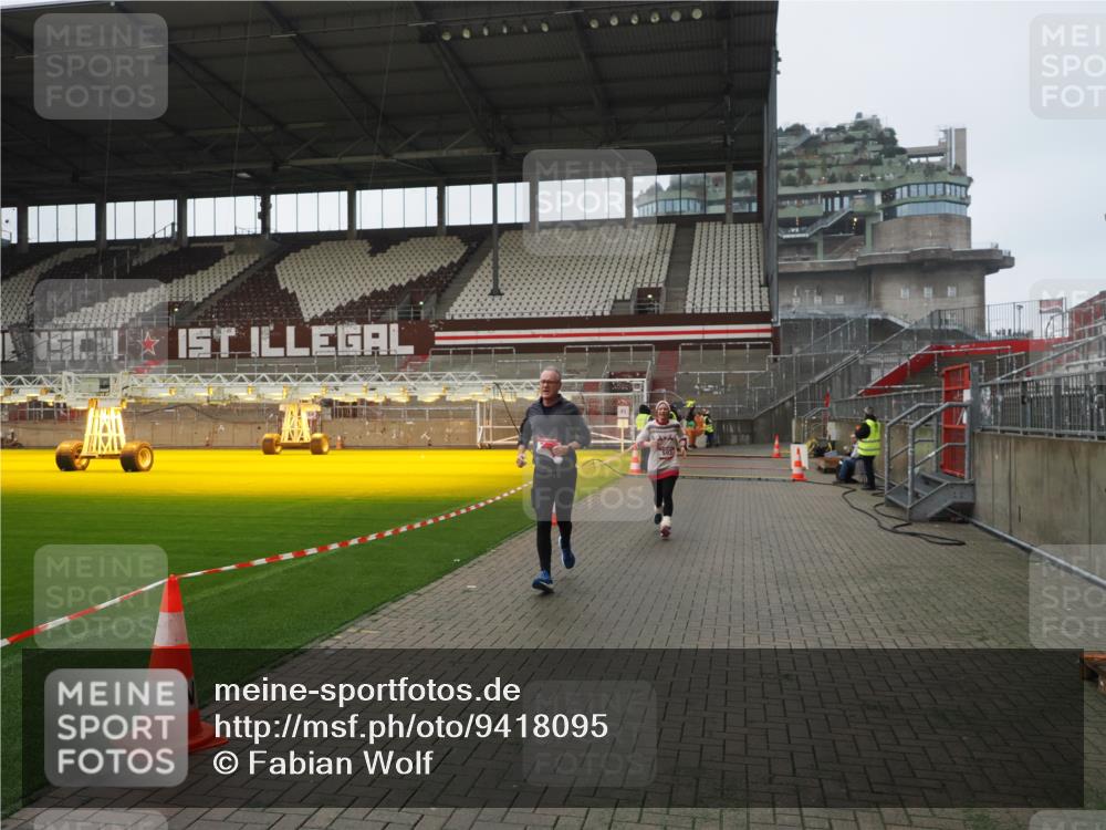 07.12.2025 - St. Pauli X-Mass-Run No. 15 Fabian Wolf http://msf.ph/oto/9418095 07.12.2025 11:23:47 Ziel 593, 2387, 2389, 2409, 3071, 3190, 3191 meine-sportfotos.de