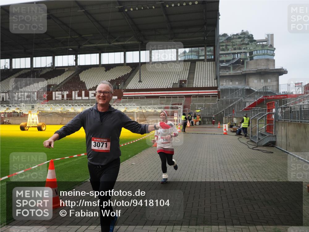 07.12.2025 - St. Pauli X-Mass-Run No. 15 Fabian Wolf http://msf.ph/oto/9418104 07.12.2025 11:23:49 Ziel 593, 2387, 2389, 2409, 3071, 3190, 3191 meine-sportfotos.de