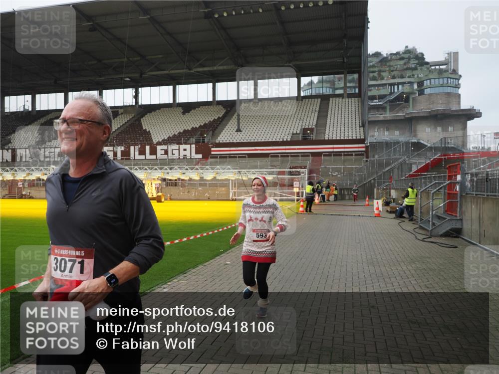 07.12.2025 - St. Pauli X-Mass-Run No. 15 Fabian Wolf http://msf.ph/oto/9418106 07.12.2025 11:23:49 Ziel 593, 2387, 2389, 2409, 3071, 3190, 3191 meine-sportfotos.de