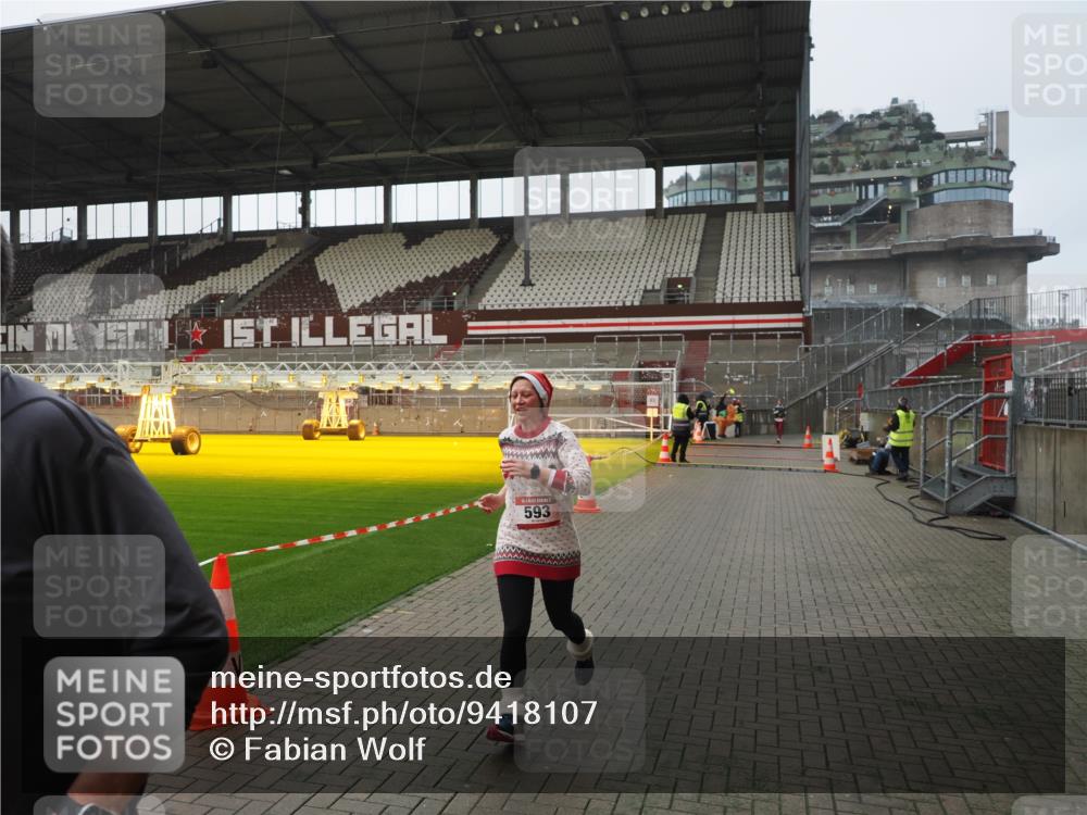 07.12.2025 - St. Pauli X-Mass-Run No. 15 Fabian Wolf http://msf.ph/oto/9418107 07.12.2025 11:23:49 Ziel 593, 2387, 2389, 2409, 3071, 3190, 3191 meine-sportfotos.de