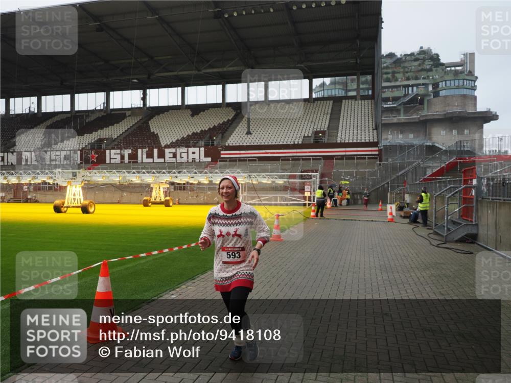07.12.2025 - St. Pauli X-Mass-Run No. 15 Fabian Wolf http://msf.ph/oto/9418108 07.12.2025 11:23:49 Ziel 593, 2387, 2389, 2409, 3071, 3190, 3191 meine-sportfotos.de