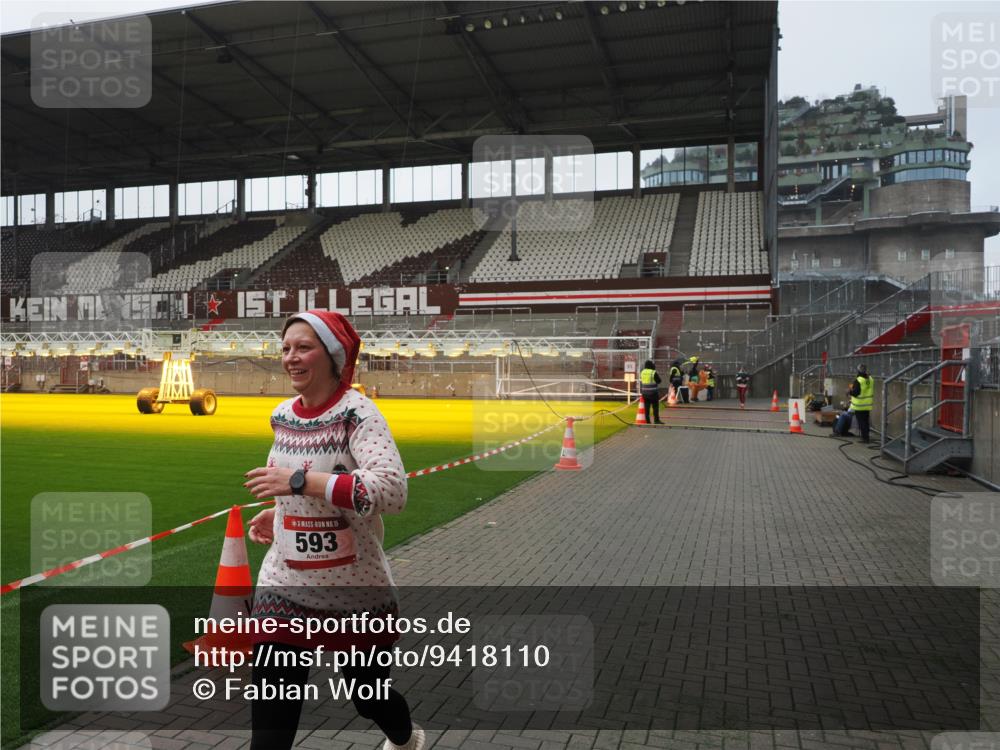 07.12.2025 - St. Pauli X-Mass-Run No. 15 Fabian Wolf http://msf.ph/oto/9418110 07.12.2025 11:23:50 Ziel 593, 2387, 2389, 2409, 3071, 3190, 3191 meine-sportfotos.de