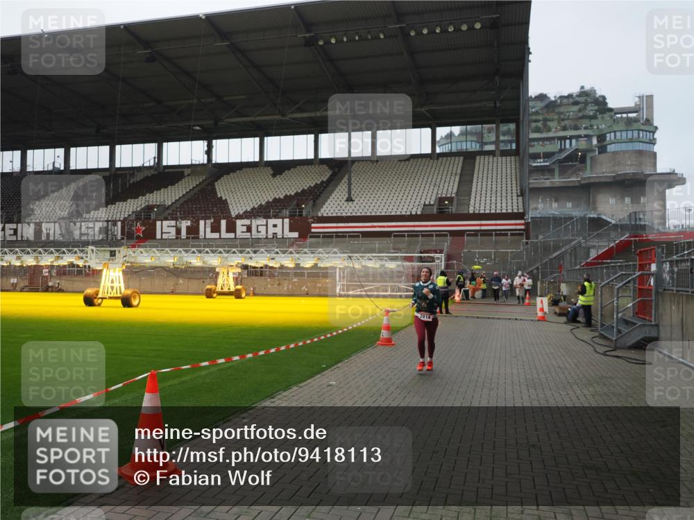 07.12.2025 - St. Pauli X-Mass-Run No. 15 Fabian Wolf http://msf.ph/oto/9418113 07.12.2025 11:23:58 Ziel 593, 2814, 3071 meine-sportfotos.de