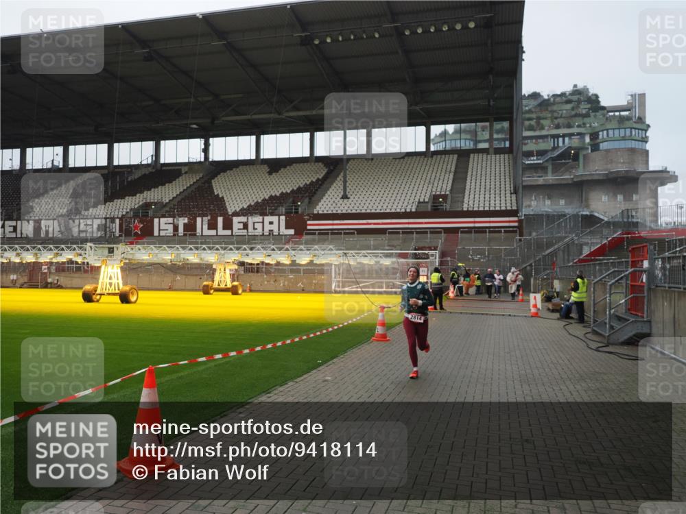 07.12.2025 - St. Pauli X-Mass-Run No. 15 Fabian Wolf http://msf.ph/oto/9418114 07.12.2025 11:23:58 Ziel 593, 2814, 3071 meine-sportfotos.de