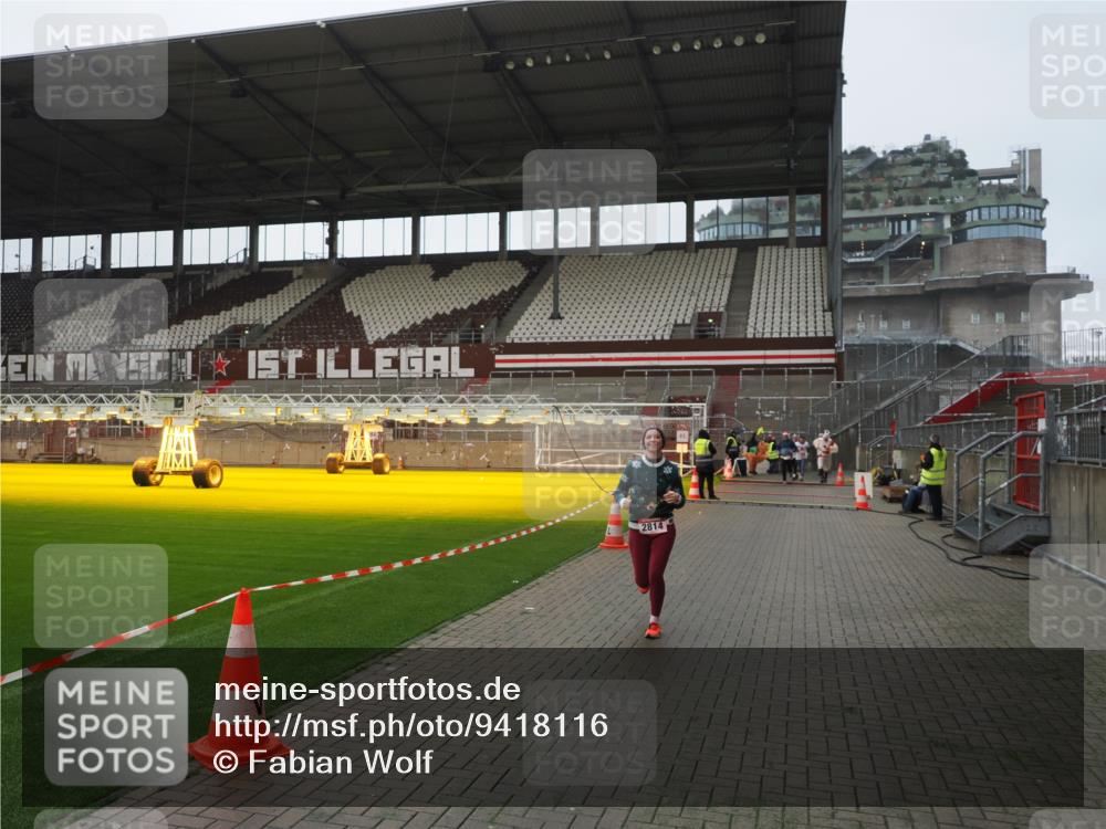 07.12.2025 - St. Pauli X-Mass-Run No. 15 Fabian Wolf http://msf.ph/oto/9418116 07.12.2025 11:23:58 Ziel 593, 2814, 3071 meine-sportfotos.de