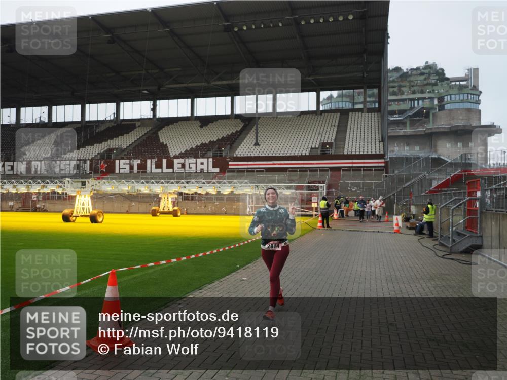 07.12.2025 - St. Pauli X-Mass-Run No. 15 Fabian Wolf http://msf.ph/oto/9418119 07.12.2025 11:23:59 Ziel 593, 2814, 3071 meine-sportfotos.de