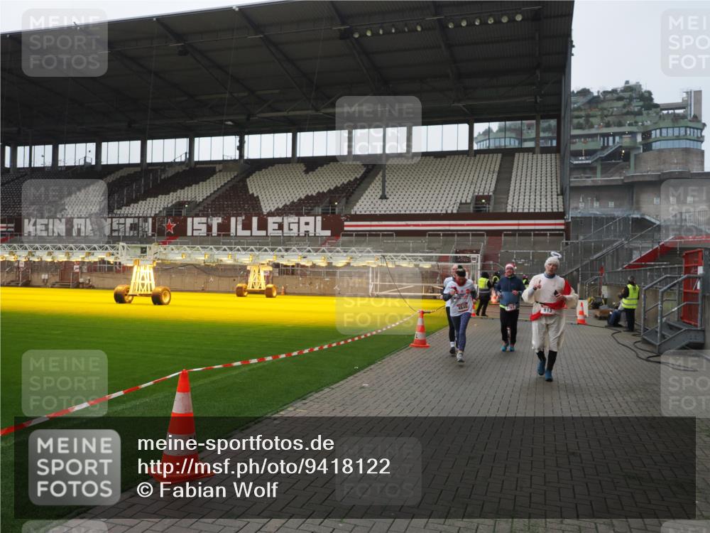 07.12.2025 - St. Pauli X-Mass-Run No. 15 Fabian Wolf http://msf.ph/oto/9418122 07.12.2025 11:24:06 Ziel 813, 2814, 3361, 4840, 4841 meine-sportfotos.de