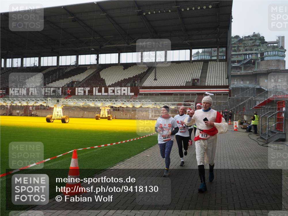 07.12.2025 - St. Pauli X-Mass-Run No. 15 Fabian Wolf http://msf.ph/oto/9418130 07.12.2025 11:24:08 Ziel 813, 2814, 3361, 4840, 4841 meine-sportfotos.de