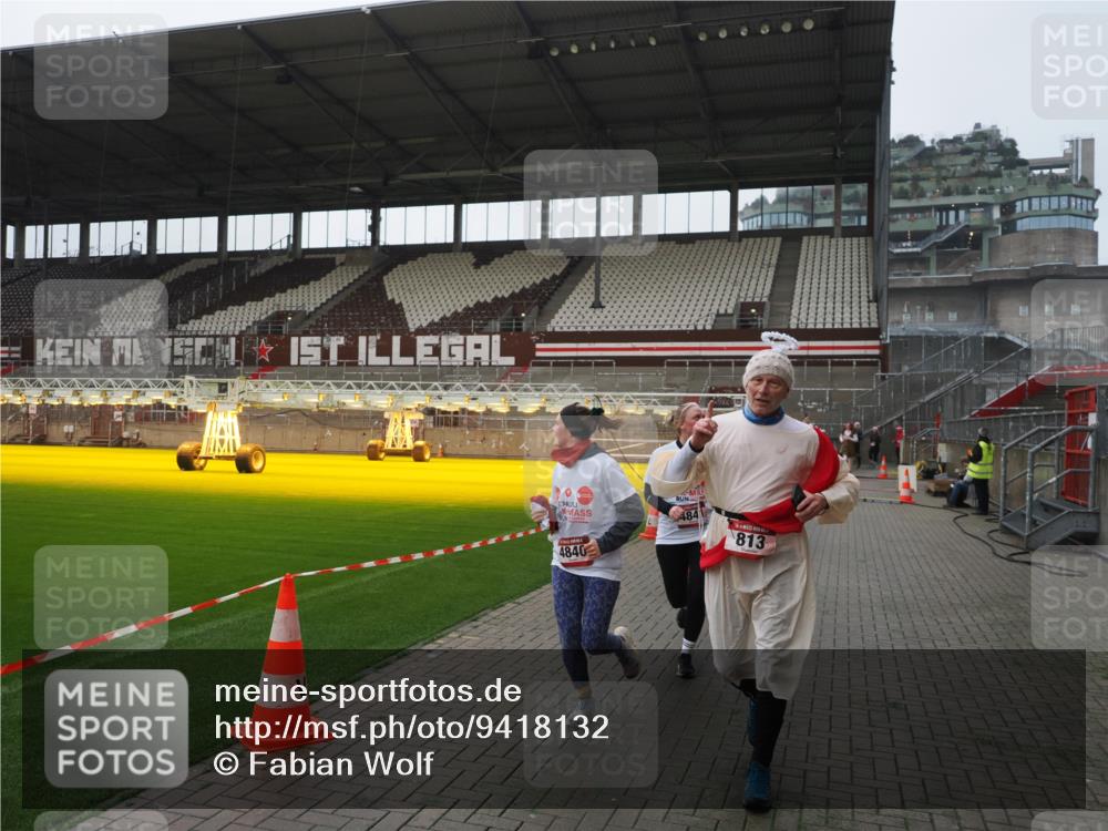 07.12.2025 - St. Pauli X-Mass-Run No. 15 Fabian Wolf http://msf.ph/oto/9418132 07.12.2025 11:24:08 Ziel 813, 2814, 3361, 4840, 4841 meine-sportfotos.de