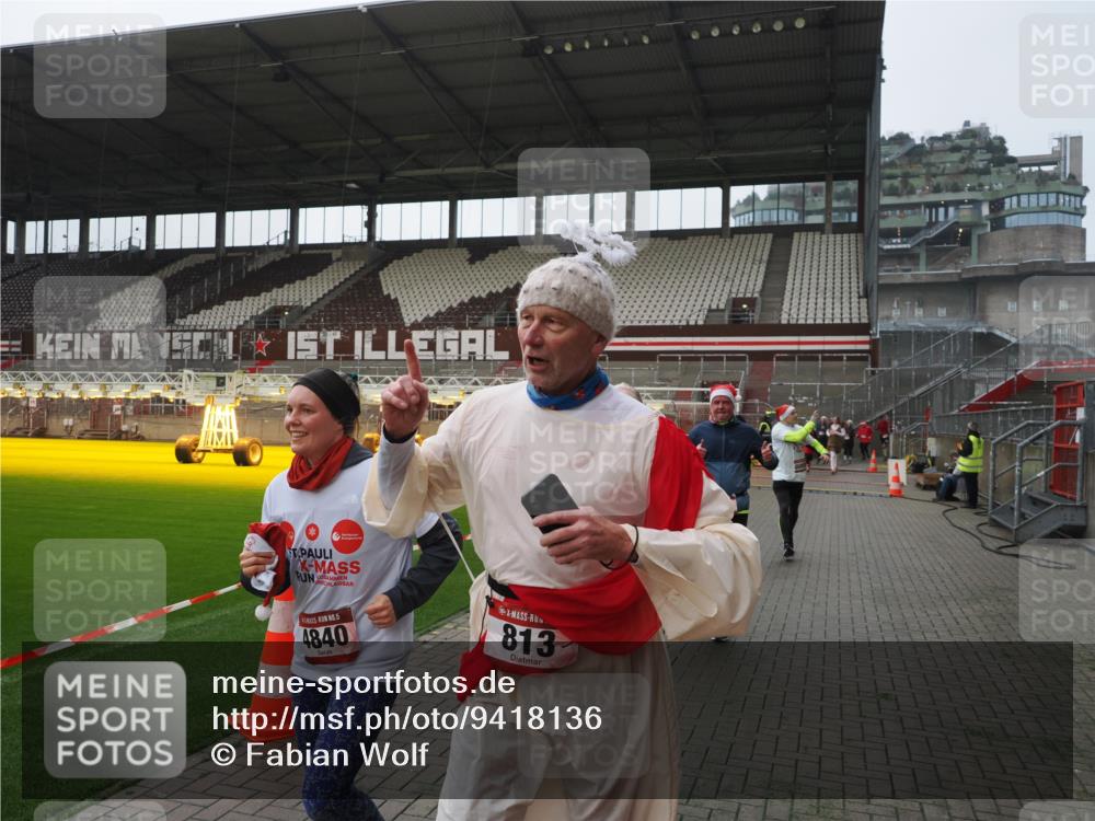 07.12.2025 - St. Pauli X-Mass-Run No. 15 Fabian Wolf http://msf.ph/oto/9418136 07.12.2025 11:24:09 Ziel 813, 2814, 3361, 4840, 4841 meine-sportfotos.de