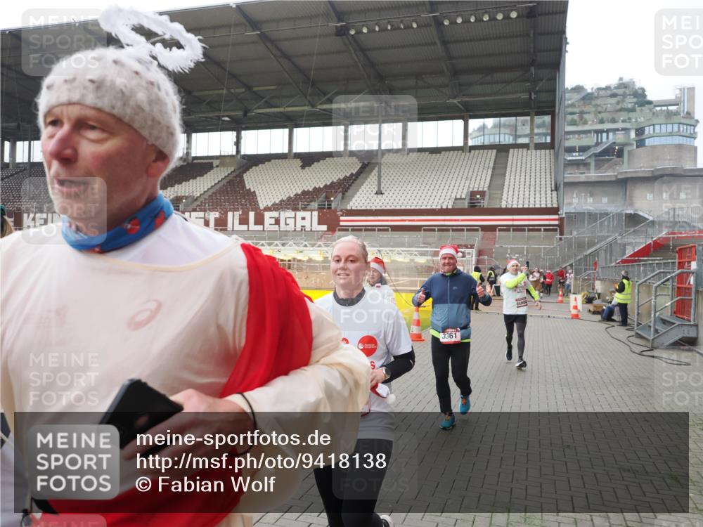 07.12.2025 - St. Pauli X-Mass-Run No. 15 Fabian Wolf http://msf.ph/oto/9418138 07.12.2025 11:24:09 Ziel 813, 2814, 3361, 4840, 4841 meine-sportfotos.de