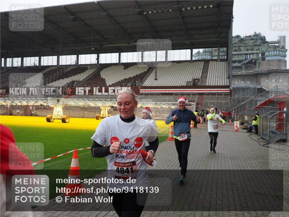 07.12.2025 - St. Pauli X-Mass-Run No. 15 Fabian Wolf http://msf.ph/oto/9418139 07.12.2025 11:24:10 Ziel 813, 2386, 2388, 2814, 3361, 4840, 4841 meine-sportfotos.de