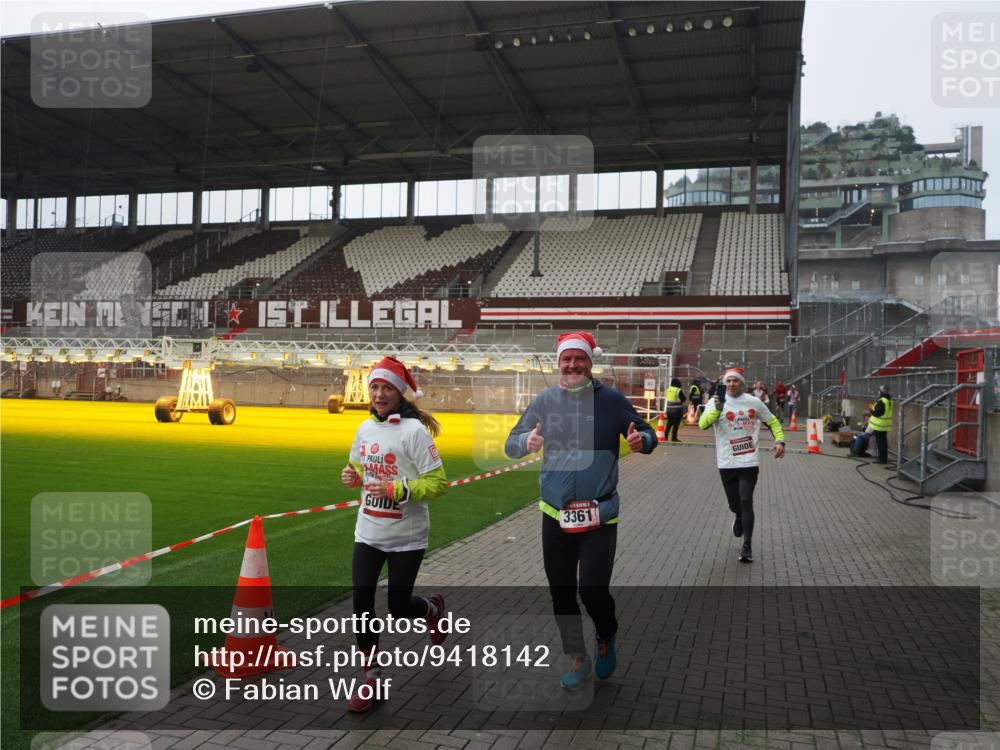 07.12.2025 - St. Pauli X-Mass-Run No. 15 Fabian Wolf http://msf.ph/oto/9418142 07.12.2025 11:24:10 Ziel 813, 2386, 2388, 2814, 3361, 4840, 4841 meine-sportfotos.de