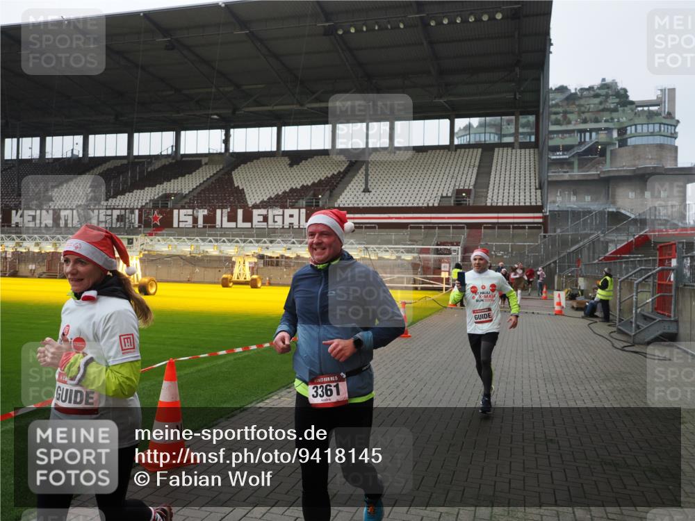 07.12.2025 - St. Pauli X-Mass-Run No. 15 Fabian Wolf http://msf.ph/oto/9418145 07.12.2025 11:24:11 Ziel 813, 2386, 2388, 2814, 3361, 4840, 4841 meine-sportfotos.de