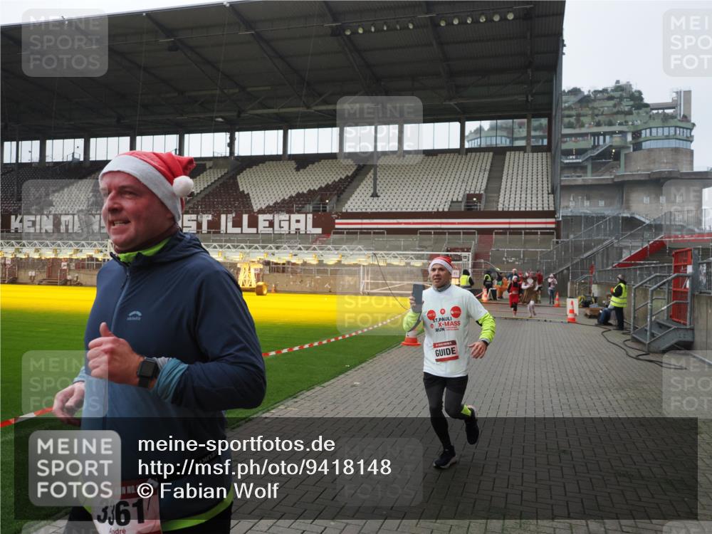 07.12.2025 - St. Pauli X-Mass-Run No. 15 Fabian Wolf http://msf.ph/oto/9418148 07.12.2025 11:24:11 Ziel 813, 2386, 2388, 2814, 3361, 4840, 4841 meine-sportfotos.de