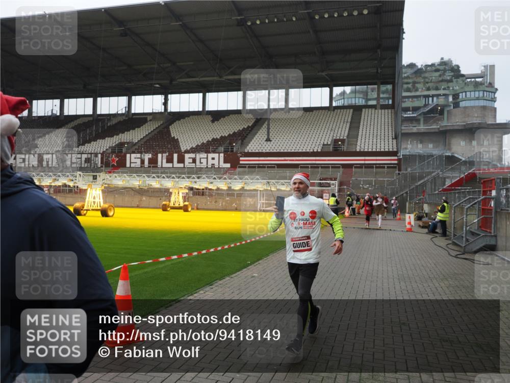 07.12.2025 - St. Pauli X-Mass-Run No. 15 Fabian Wolf http://msf.ph/oto/9418149 07.12.2025 11:24:12 Ziel 813, 2386, 2388, 2814, 3361, 4840, 4841 meine-sportfotos.de
