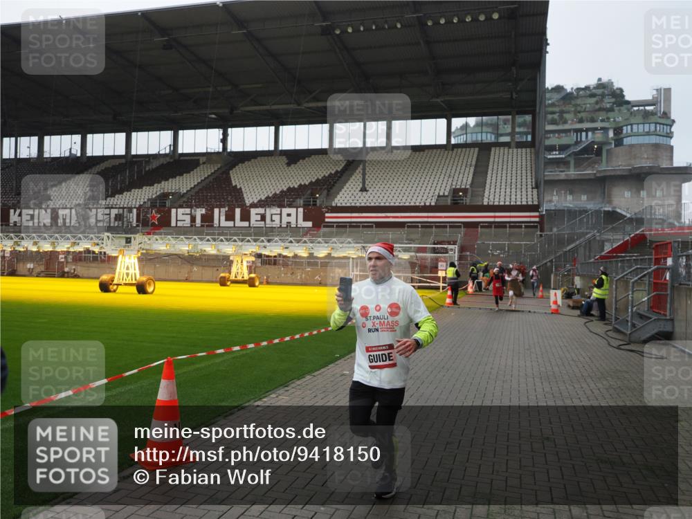 07.12.2025 - St. Pauli X-Mass-Run No. 15 Fabian Wolf http://msf.ph/oto/9418150 07.12.2025 11:24:12 Ziel 813, 2386, 2388, 2814, 3361, 4840, 4841 meine-sportfotos.de