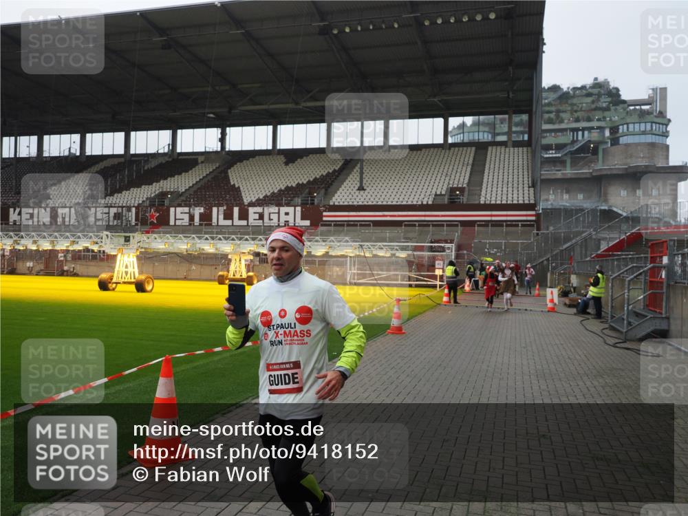 07.12.2025 - St. Pauli X-Mass-Run No. 15 Fabian Wolf http://msf.ph/oto/9418152 07.12.2025 11:24:12 Ziel 813, 2386, 2388, 2814, 3361, 4840, 4841 meine-sportfotos.de