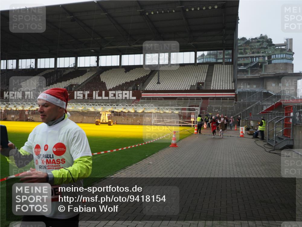 07.12.2025 - St. Pauli X-Mass-Run No. 15 Fabian Wolf http://msf.ph/oto/9418154 07.12.2025 11:24:13 Ziel 813, 2386, 2388, 2875, 2881, 3361, 4840, 4841 meine-sportfotos.de