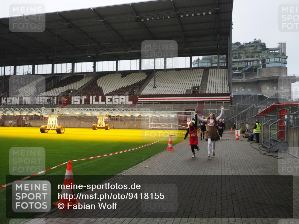 07.12.2025 - St. Pauli X-Mass-Run No. 15 Fabian Wolf http://msf.ph/oto/9418155 07.12.2025 11:24:16 Ziel 672, 813, 2386, 2388, 2605, 2606, 2875, 2881, 3361, 4840, 4841 meine-sportfotos.de