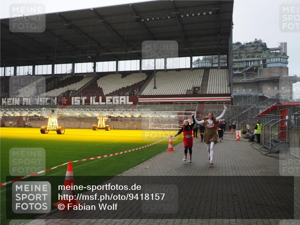 07.12.2025 - St. Pauli X-Mass-Run No. 15 Fabian Wolf http://msf.ph/oto/9418157 07.12.2025 11:24:16 Ziel 672, 813, 2386, 2388, 2605, 2606, 2875, 2881, 3361, 4840, 4841 meine-sportfotos.de