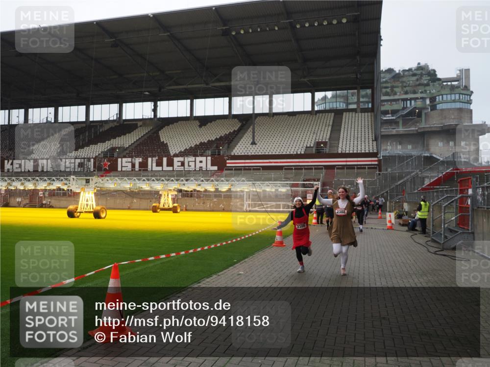 07.12.2025 - St. Pauli X-Mass-Run No. 15 Fabian Wolf http://msf.ph/oto/9418158 07.12.2025 11:24:16 Ziel 672, 813, 2386, 2388, 2605, 2606, 2875, 2881, 3361, 4840, 4841 meine-sportfotos.de
