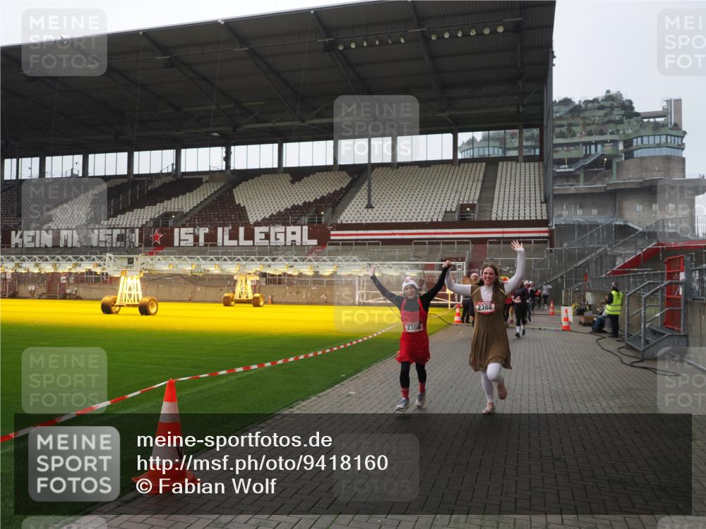07.12.2025 - St. Pauli X-Mass-Run No. 15 Fabian Wolf http://msf.ph/oto/9418160 07.12.2025 11:24:17 Ziel 672, 813, 2386, 2388, 2605, 2606, 2875, 2881, 3361, 4840, 4841 meine-sportfotos.de