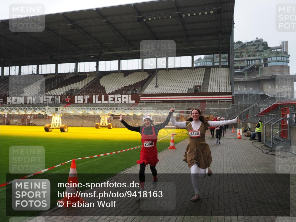 07.12.2025 - St. Pauli X-Mass-Run No. 15 Fabian Wolf http://msf.ph/oto/9418163 07.12.2025 11:24:17 Ziel 672, 813, 2386, 2388, 2605, 2606, 2875, 2881, 3361, 4840, 4841 meine-sportfotos.de