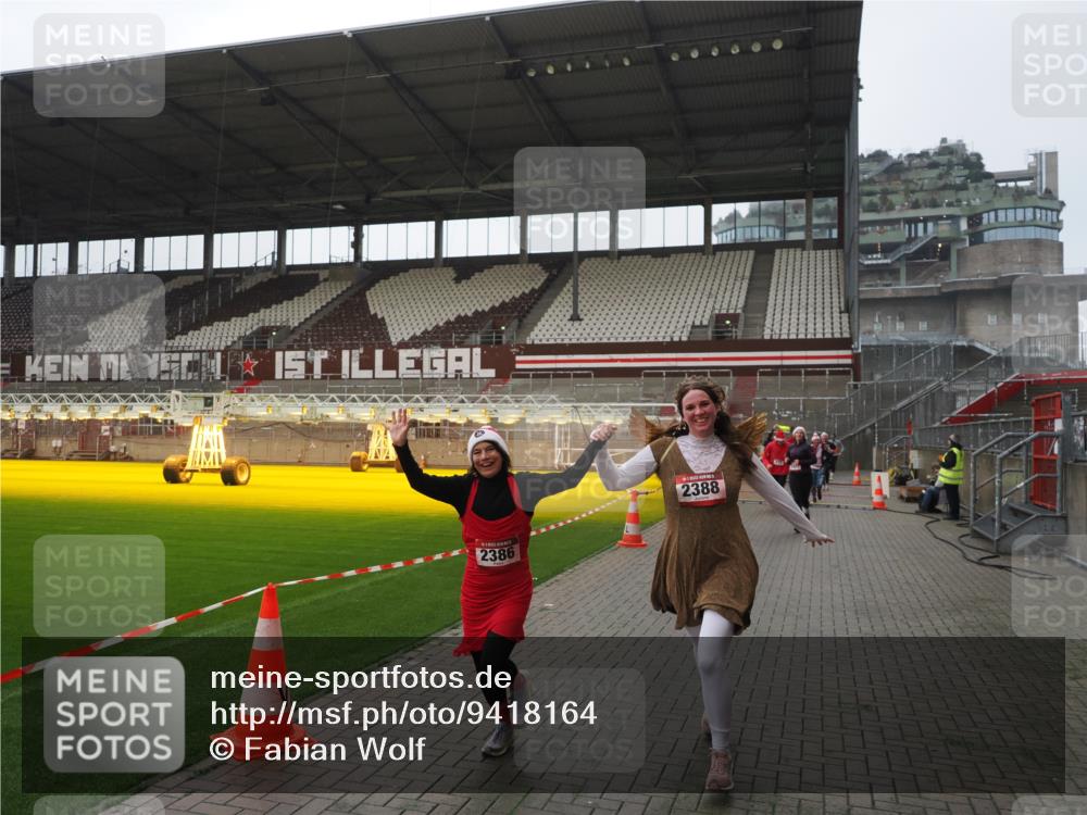 07.12.2025 - St. Pauli X-Mass-Run No. 15 Fabian Wolf http://msf.ph/oto/9418164 07.12.2025 11:24:17 Ziel 672, 813, 2386, 2388, 2605, 2606, 2875, 2881, 3361, 4840, 4841 meine-sportfotos.de