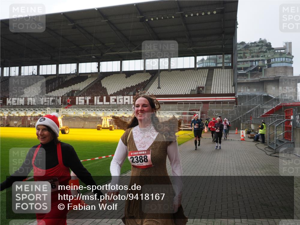 07.12.2025 - St. Pauli X-Mass-Run No. 15 Fabian Wolf http://msf.ph/oto/9418167 07.12.2025 11:24:18 Ziel 672, 813, 1773, 2386, 2388, 2605, 2606, 2875, 2881, 3361, 4840, 4841 meine-sportfotos.de