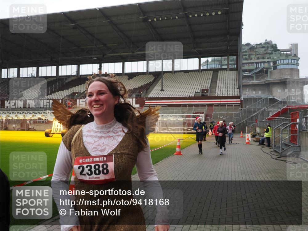 07.12.2025 - St. Pauli X-Mass-Run No. 15 Fabian Wolf http://msf.ph/oto/9418168 07.12.2025 11:24:18 Ziel 672, 813, 1773, 2386, 2388, 2605, 2606, 2875, 2881, 3361, 4840, 4841 meine-sportfotos.de