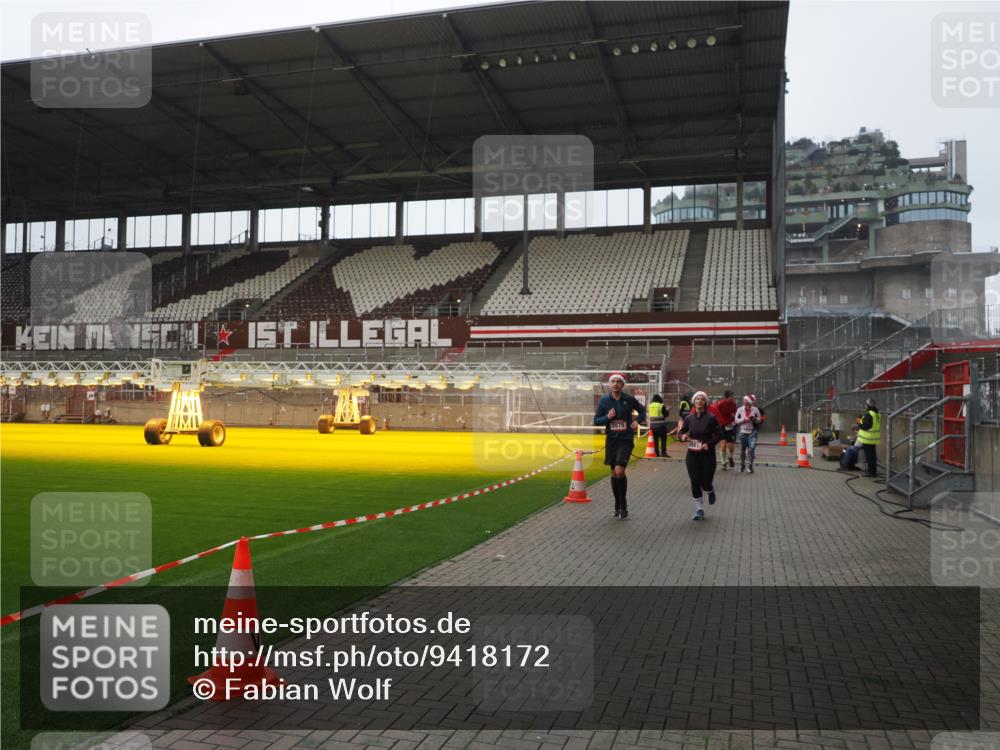 07.12.2025 - St. Pauli X-Mass-Run No. 15 Fabian Wolf http://msf.ph/oto/9418172 07.12.2025 11:24:19 Ziel 672, 813, 1773, 2386, 2388, 2605, 2606, 2875, 2881, 3361, 4840, 4841 meine-sportfotos.de