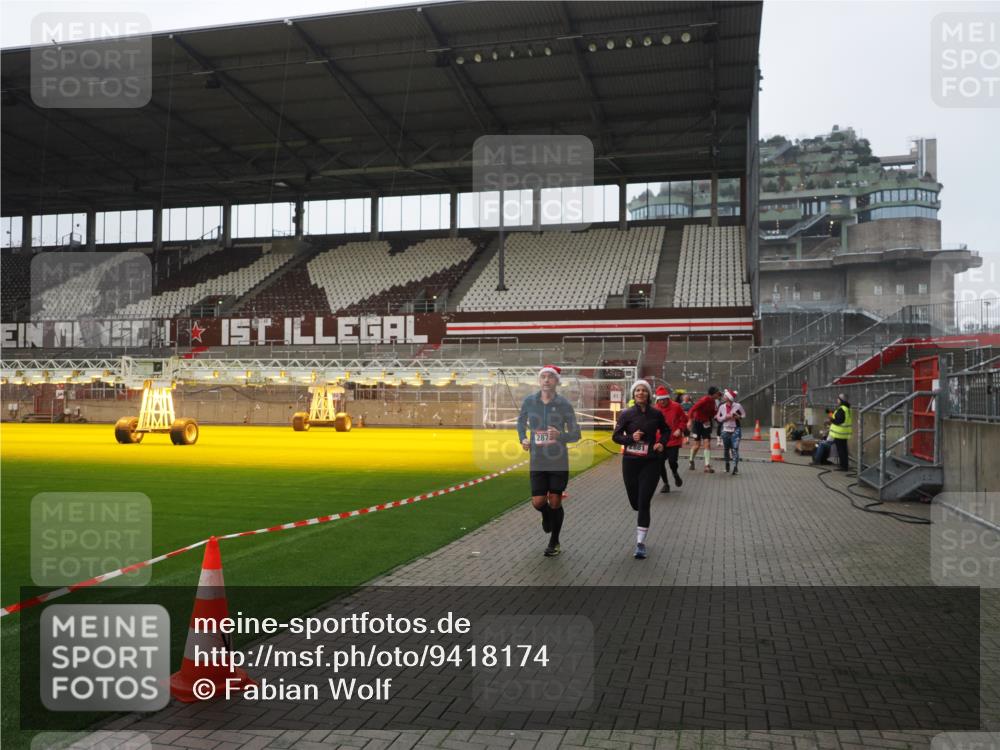 07.12.2025 - St. Pauli X-Mass-Run No. 15 Fabian Wolf http://msf.ph/oto/9418174 07.12.2025 11:24:20 Ziel 672, 813, 1773, 2386, 2388, 2399, 2402, 2605, 2606, 2875, 2881, 3361, 4840, 4841 meine-sportfotos.de