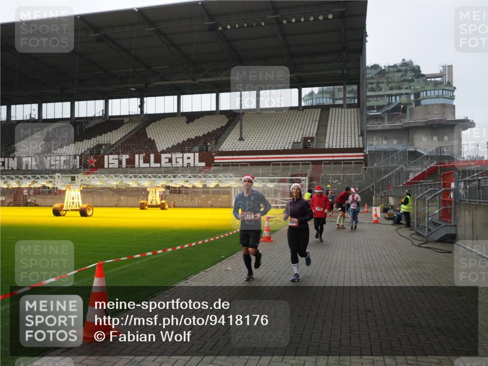 07.12.2025 - St. Pauli X-Mass-Run No. 15 Fabian Wolf http://msf.ph/oto/9418176 07.12.2025 11:24:20 Ziel 672, 813, 1773, 2386, 2388, 2399, 2402, 2605, 2606, 2875, 2881, 3361, 4840, 4841 meine-sportfotos.de