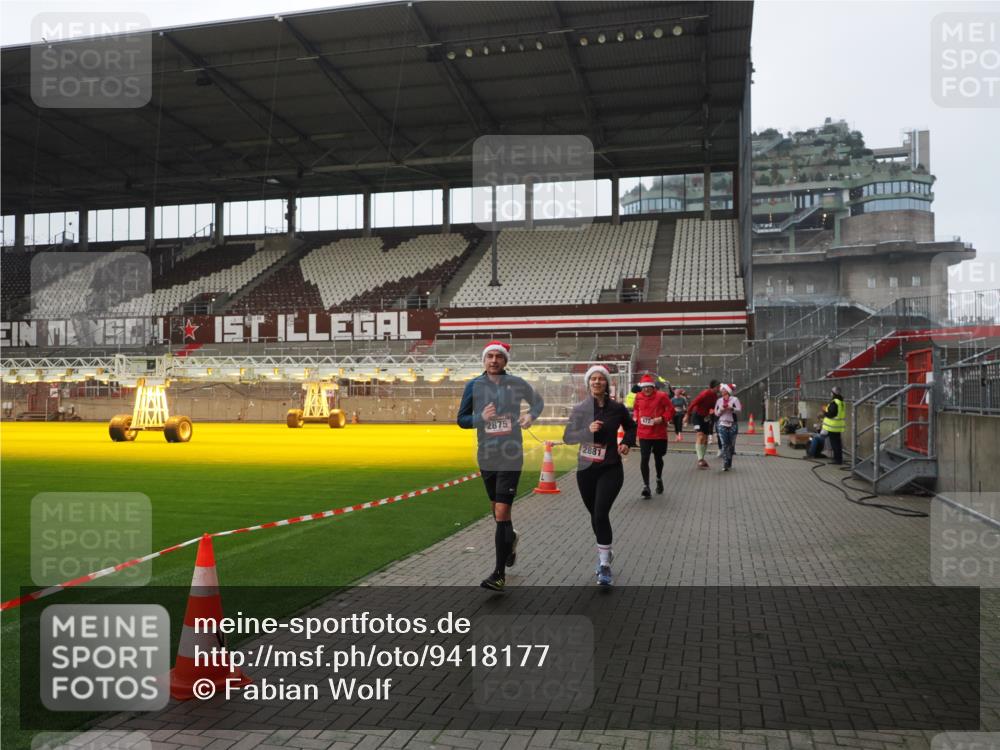 07.12.2025 - St. Pauli X-Mass-Run No. 15 Fabian Wolf http://msf.ph/oto/9418177 07.12.2025 11:24:21 Ziel 672, 1773, 2386, 2388, 2399, 2400, 2402, 2605, 2606, 2875, 2881, 4840, 4841 meine-sportfotos.de