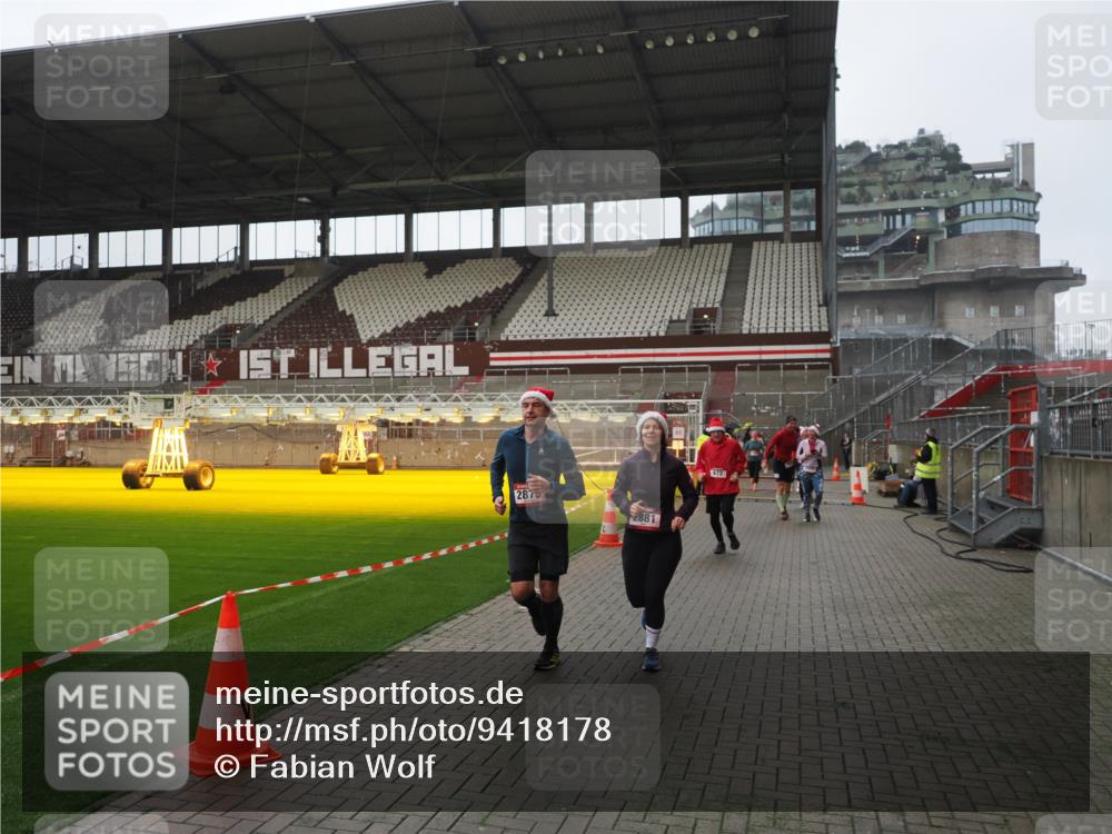 07.12.2025 - St. Pauli X-Mass-Run No. 15 Fabian Wolf http://msf.ph/oto/9418178 07.12.2025 11:24:21 Ziel 672, 1773, 2386, 2388, 2399, 2400, 2402, 2605, 2606, 2875, 2881, 4840, 4841 meine-sportfotos.de
