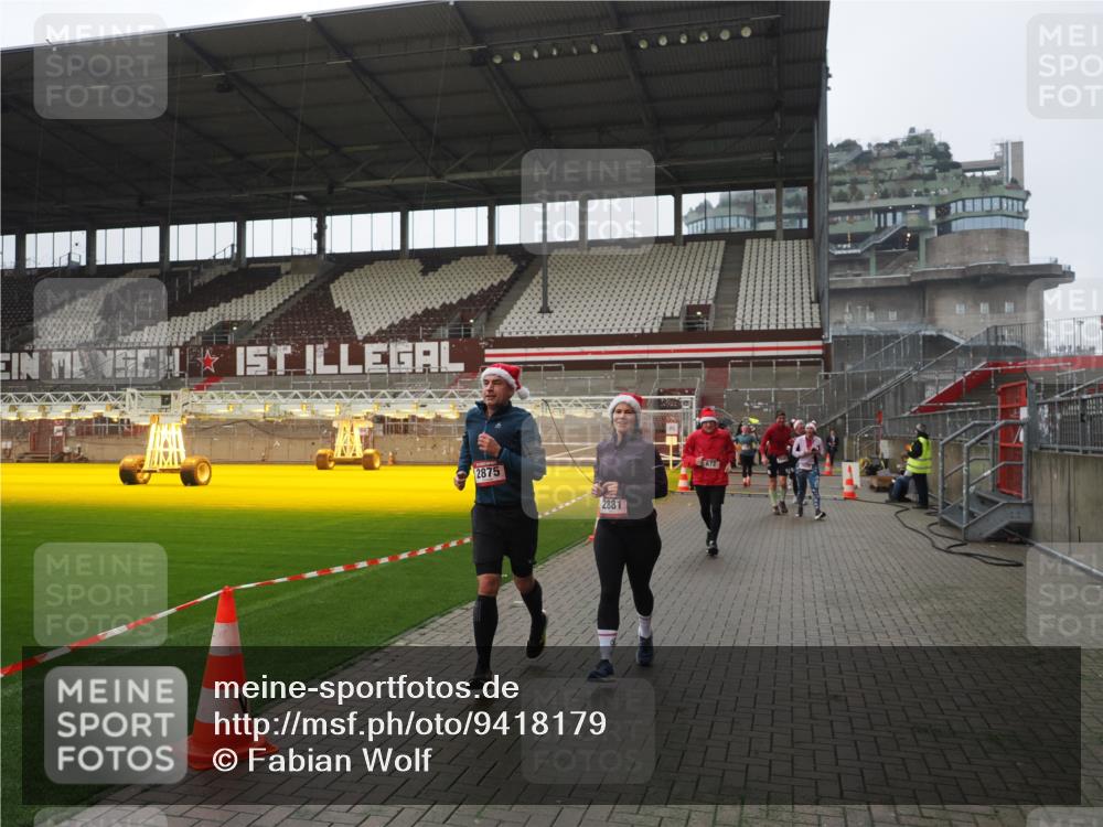 07.12.2025 - St. Pauli X-Mass-Run No. 15 Fabian Wolf http://msf.ph/oto/9418179 07.12.2025 11:24:21 Ziel 672, 1773, 2386, 2388, 2399, 2400, 2402, 2605, 2606, 2875, 2881, 4840, 4841 meine-sportfotos.de