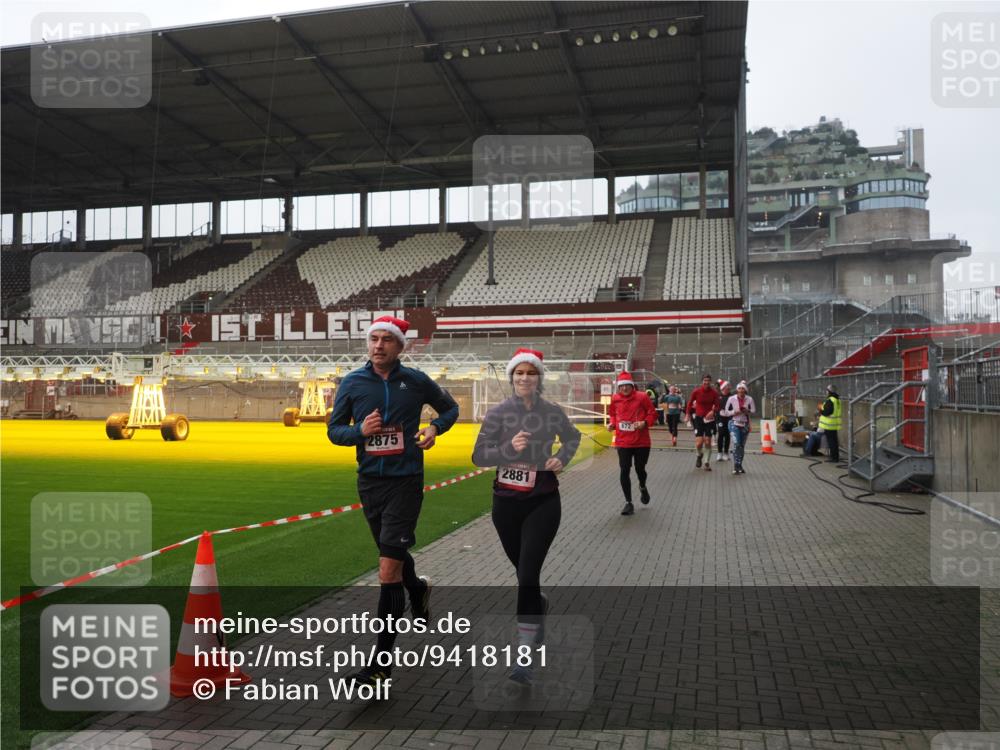 07.12.2025 - St. Pauli X-Mass-Run No. 15 Fabian Wolf http://msf.ph/oto/9418181 07.12.2025 11:24:21 Ziel 672, 1773, 2386, 2388, 2399, 2400, 2402, 2605, 2606, 2875, 2881, 4840, 4841 meine-sportfotos.de