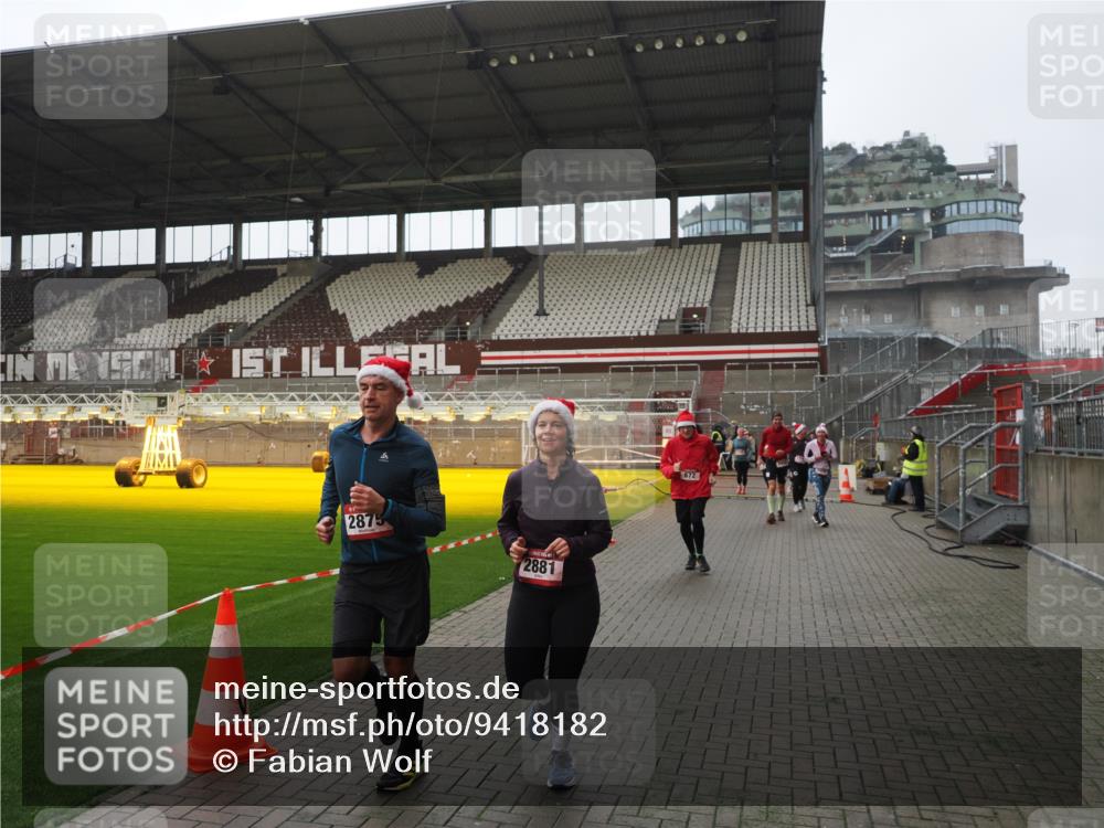 07.12.2025 - St. Pauli X-Mass-Run No. 15 Fabian Wolf http://msf.ph/oto/9418182 07.12.2025 11:24:22 Ziel 672, 1773, 2386, 2388, 2399, 2400, 2402, 2605, 2606, 2875, 2881 meine-sportfotos.de