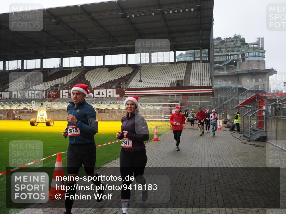 07.12.2025 - St. Pauli X-Mass-Run No. 15 Fabian Wolf http://msf.ph/oto/9418183 07.12.2025 11:24:22 Ziel 672, 1773, 2386, 2388, 2399, 2400, 2402, 2605, 2606, 2875, 2881 meine-sportfotos.de