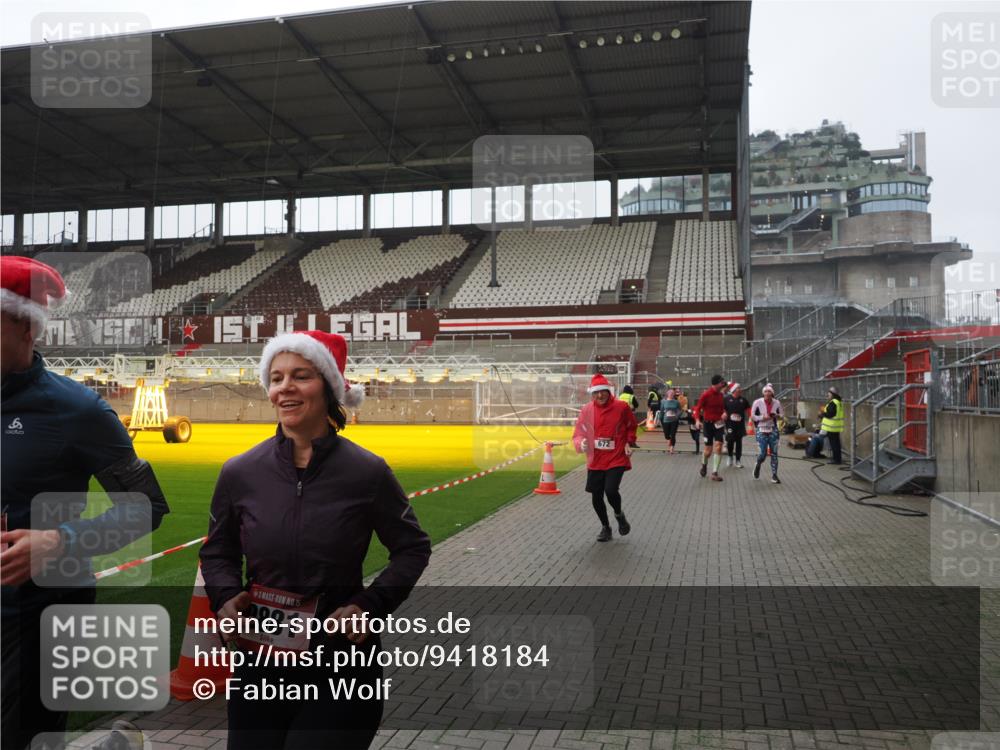 07.12.2025 - St. Pauli X-Mass-Run No. 15 Fabian Wolf http://msf.ph/oto/9418184 07.12.2025 11:24:22 Ziel 672, 1773, 2386, 2388, 2399, 2400, 2402, 2605, 2606, 2875, 2881 meine-sportfotos.de