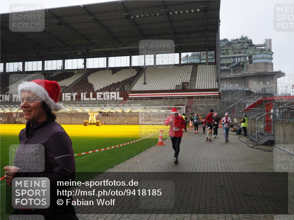 07.12.2025 - St. Pauli X-Mass-Run No. 15 Fabian Wolf http://msf.ph/oto/9418185 07.12.2025 11:24:23 Ziel 672, 1773, 2386, 2388, 2399, 2400, 2402, 2605, 2606, 2875, 2881 meine-sportfotos.de