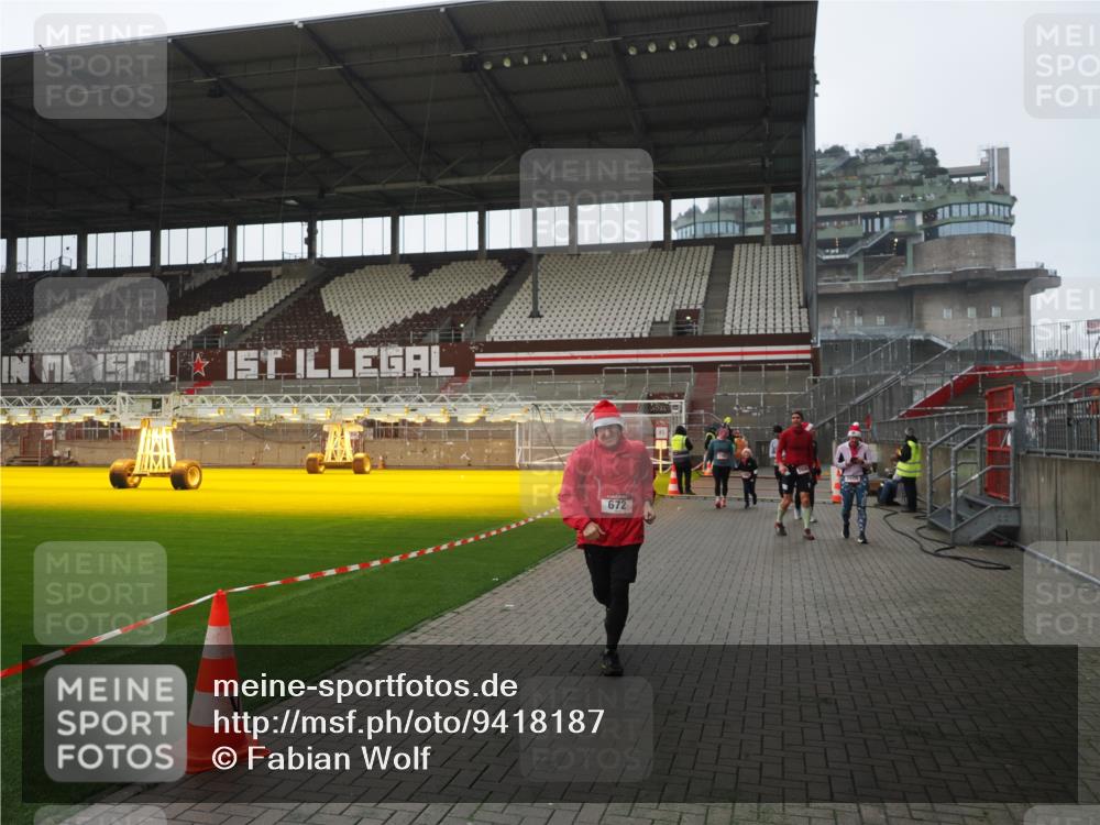 07.12.2025 - St. Pauli X-Mass-Run No. 15 Fabian Wolf http://msf.ph/oto/9418187 07.12.2025 11:24:23 Ziel 672, 1773, 2386, 2388, 2399, 2400, 2402, 2605, 2606, 2875, 2881 meine-sportfotos.de