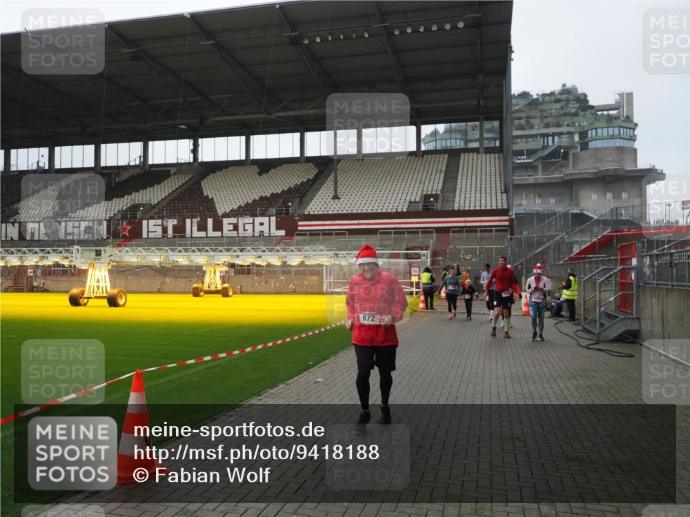 07.12.2025 - St. Pauli X-Mass-Run No. 15 Fabian Wolf http://msf.ph/oto/9418188 07.12.2025 11:24:24 Ziel 672, 1773, 2386, 2388, 2399, 2400, 2402, 2605, 2606, 2875, 2881 meine-sportfotos.de