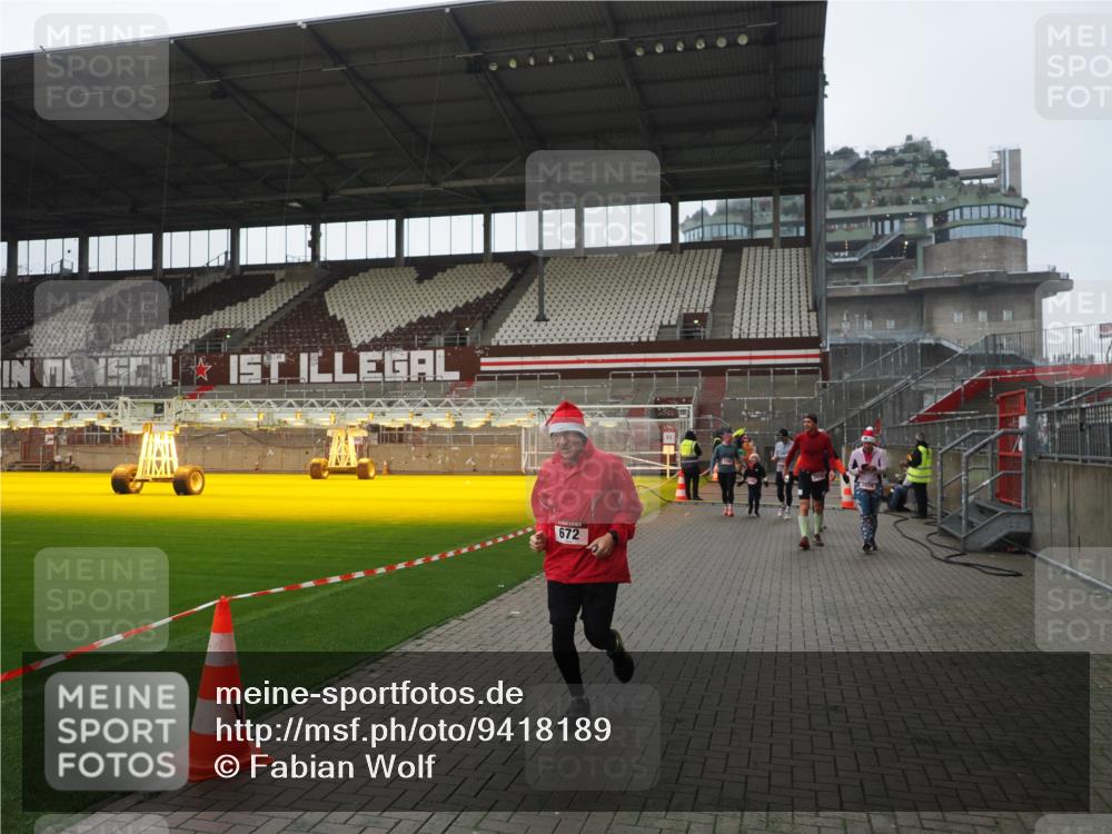 07.12.2025 - St. Pauli X-Mass-Run No. 15 Fabian Wolf http://msf.ph/oto/9418189 07.12.2025 11:24:24 Ziel 672, 1773, 2386, 2388, 2399, 2400, 2402, 2605, 2606, 2875, 2881 meine-sportfotos.de