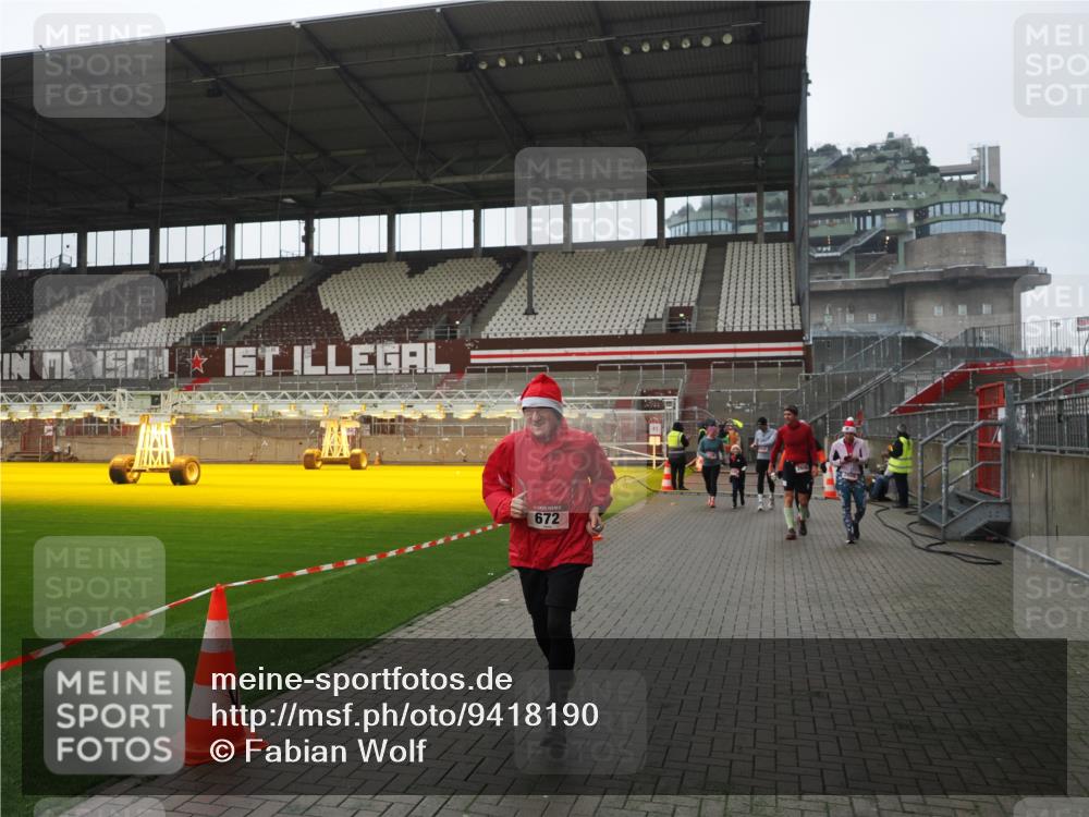 07.12.2025 - St. Pauli X-Mass-Run No. 15 Fabian Wolf http://msf.ph/oto/9418190 07.12.2025 11:24:24 Ziel 672, 1773, 2386, 2388, 2399, 2400, 2402, 2605, 2606, 2875, 2881 meine-sportfotos.de