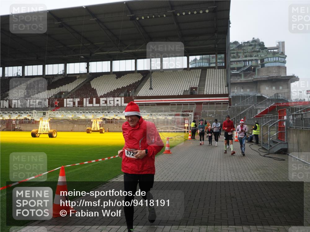 07.12.2025 - St. Pauli X-Mass-Run No. 15 Fabian Wolf http://msf.ph/oto/9418191 07.12.2025 11:24:24 Ziel 672, 1773, 2386, 2388, 2399, 2400, 2402, 2605, 2606, 2875, 2881 meine-sportfotos.de
