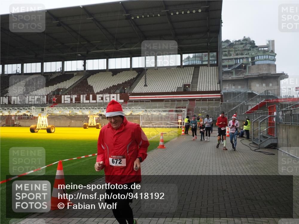 07.12.2025 - St. Pauli X-Mass-Run No. 15 Fabian Wolf http://msf.ph/oto/9418192 07.12.2025 11:24:25 Ziel 672, 1773, 2386, 2388, 2399, 2400, 2402, 2605, 2606, 2875, 2881, 3092 meine-sportfotos.de