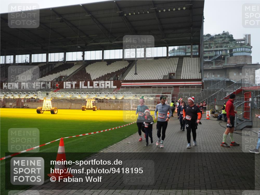 07.12.2025 - St. Pauli X-Mass-Run No. 15 Fabian Wolf http://msf.ph/oto/9418195 07.12.2025 11:24:32 Ziel 672, 1320, 1773, 2399, 2400, 2402, 2448, 2480, 2605, 2606, 2852, 2875, 2881, 3092, 3194 meine-sportfotos.de